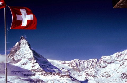 schweiz-winter-alpen-flagge